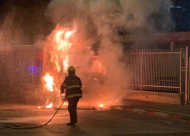  فيديو: ليلة حرائق في يافا - اندلاع النيران في مبنى المكملة وشاحنة للبلدية وعدد من السيارات